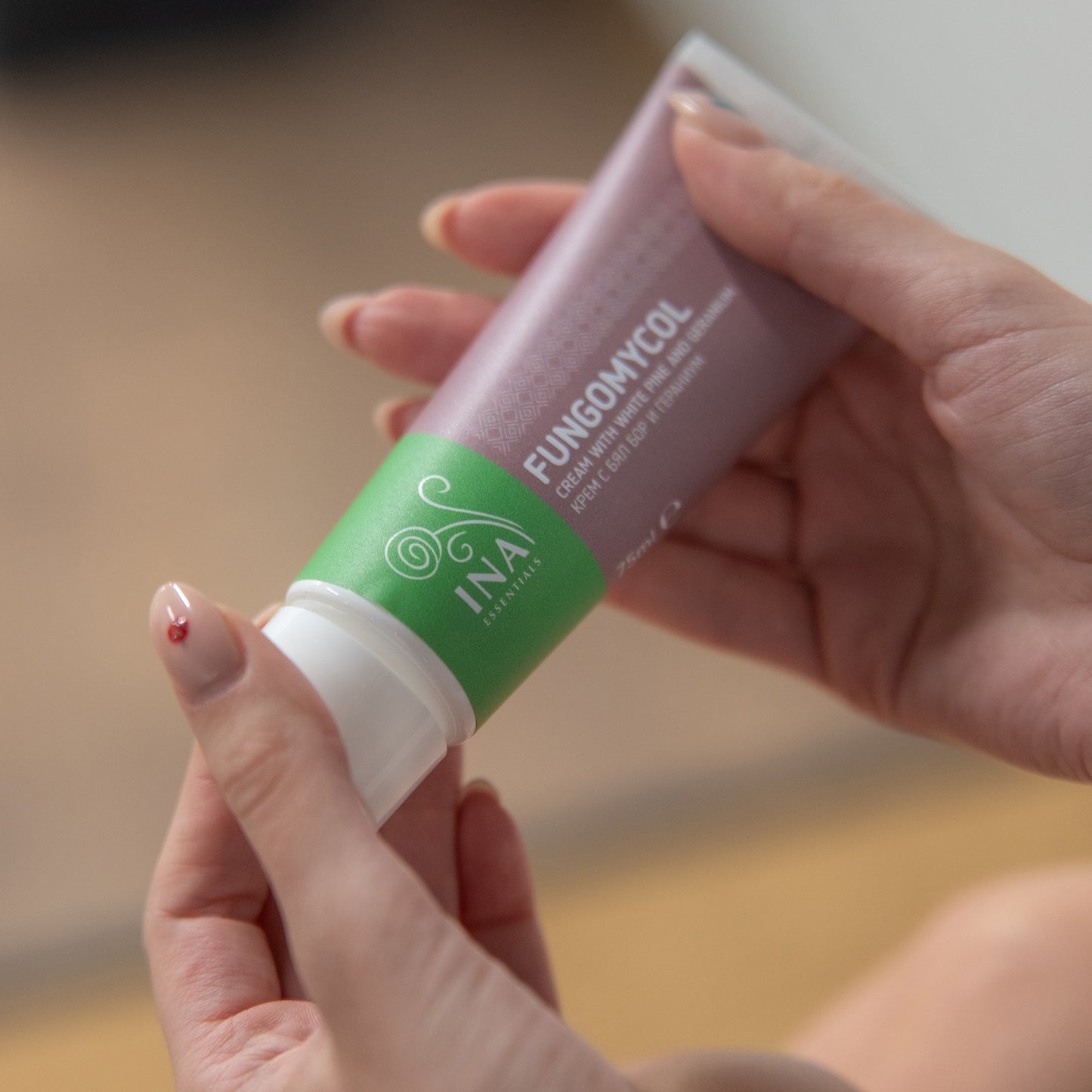 Creme 2 em 1 para Fungos nas unhas, Pele seca e gretada - com Pinho branco, Ureia e Gerânio