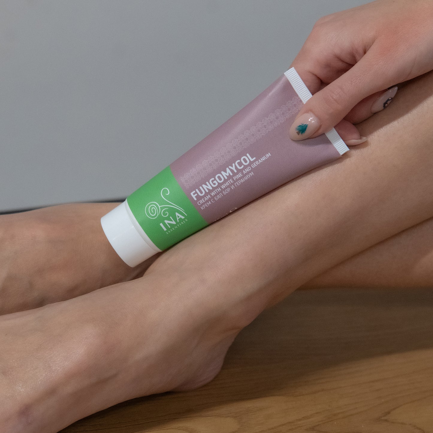 Creme 2 em 1 para Fungos nas unhas, Pele seca e gretada - com Pinho branco, Ureia e Gerânio