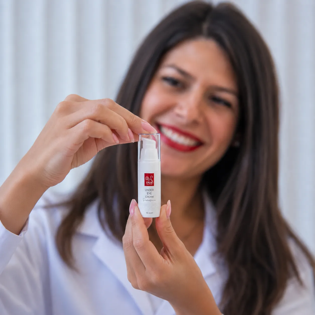 Compre 3 Cremes de Contorno de Olhos Anti-Idade, Ganhe 1 Sérum Anti-Idade Grátis